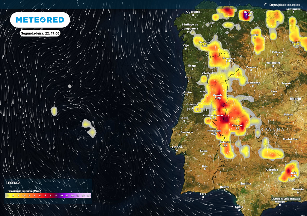 A previsão da concentração de descargas elétricas para esta segunda-feira, 22 de junho, indica que a sua distribuição tenderá a ocorrer no interior Norte, Centro e Alto Alentejo.