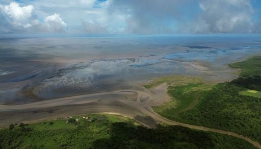 Atl&acirc;ntico avan&ccedil;a sobre a costa e transforma vida na foz do Amazonas