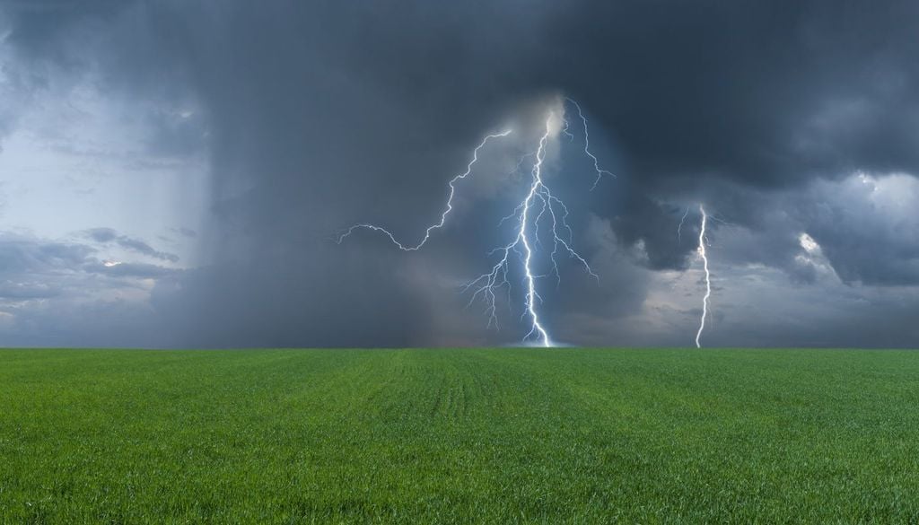 L’instabilità di mercoledì 1 e giovedì 2 causerà temporali diffusi e organizzati, rischio di eventi grandinigeni di medie e grandi dimensioni, soprattutto al Nord e sulle zone interne del Centro, a cui si sommerà la possibilità di rovesci intensi, anche nubifragi, con accumuli localmente abbondanti, rischio di nubifragi e allagamenti rapidi.
