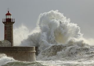 Attenzione stanotte: mareggiata da record al Sud, onde fino a 10 metri sul Tirreno meridionale
