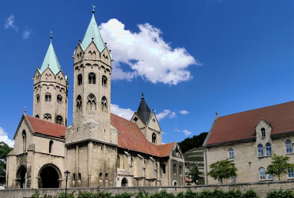 Reizvoll ist Freyburgs Altstadt mit der spätromanischen Basilika St Marien. Foto: Pixabay