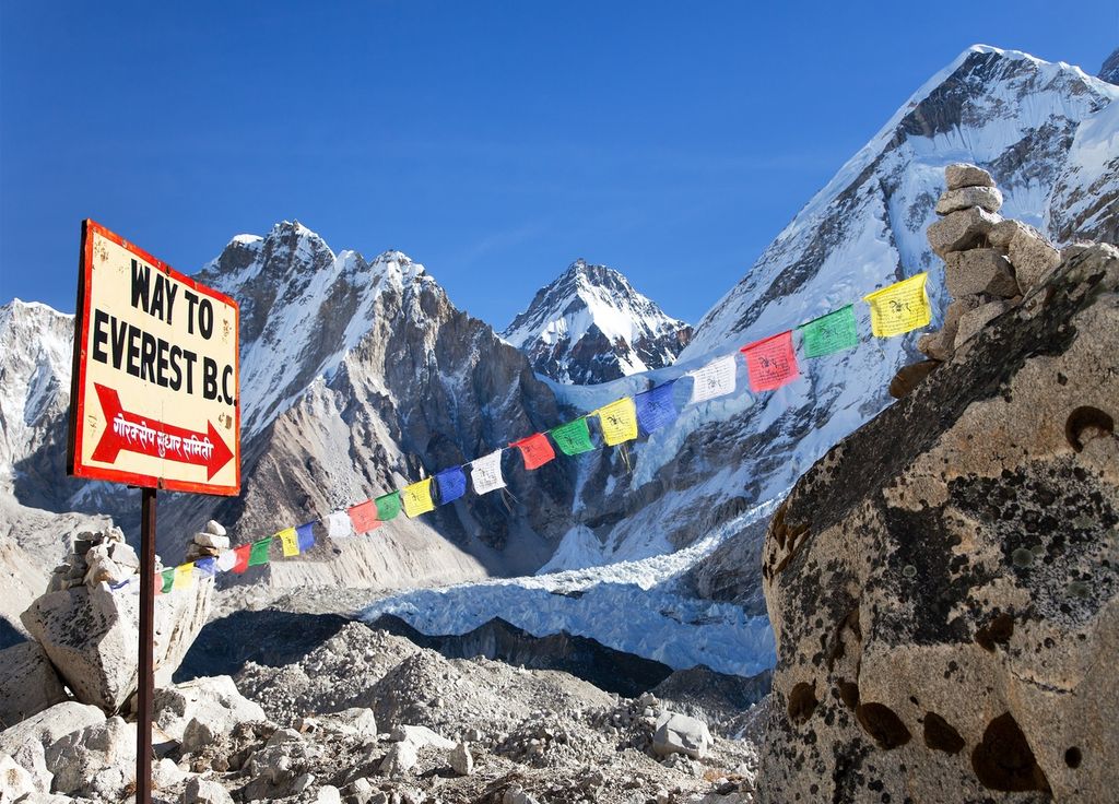Los tibetanos consideran el Everest una montaña sagrada. Los tibetanos consideran el Everest una montaña sagrada.