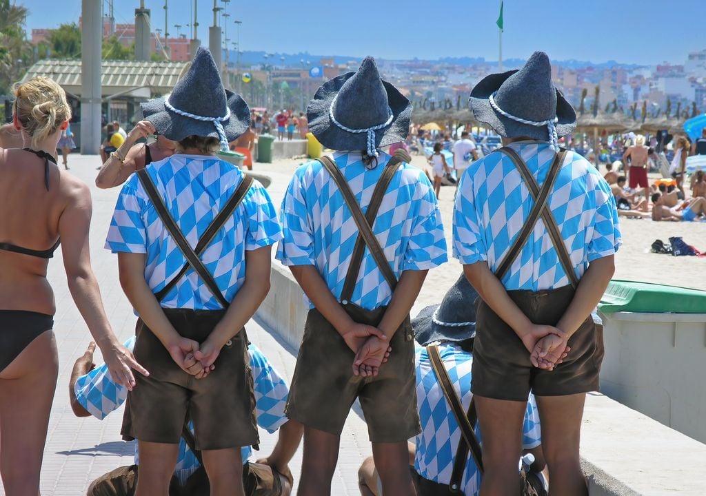 Männer in Bayrischer Tracht am Strand von Palma de Mallorca