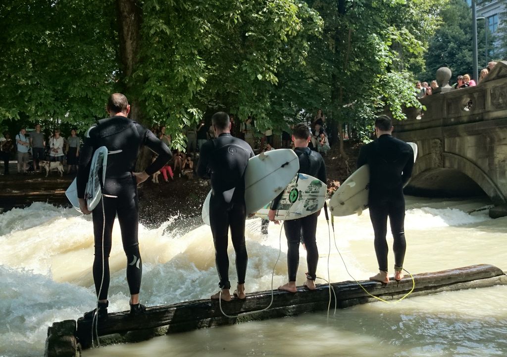 Surfer am Eisbach in München. Die heißen Temperaturen am Wochenende sind perfektes Badewetter Surfer am Eisbach in München. Die heißen Temperaturen am Wochenende sind perfektes Badewetter
