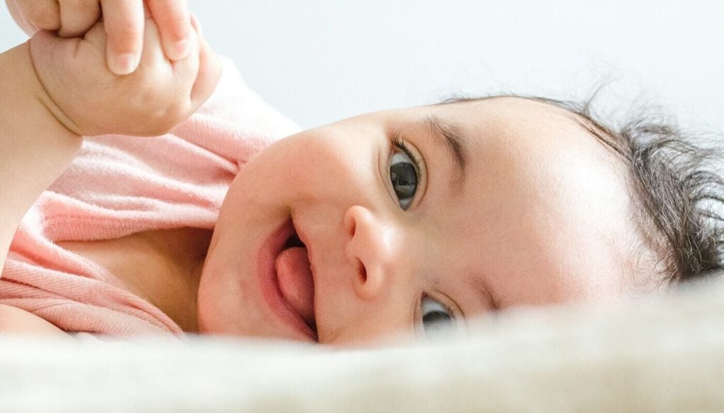 Wissenschaftler haben herausgefunden, dass sich die Aufmerksamkeit von Mädchen und Jungen bereits kurz nach der Geburt unterscheidet. Wissenschaftler haben herausgefunden, dass sich die Aufmerksamkeit von Mädchen und Jungen bereits kurz nach der Geburt unterscheidet. Bild: Daniel Thomas/Unsplash
