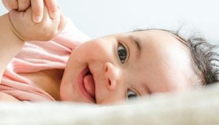 Aufmerksamkeit: Mädchen und Jungen unterscheiden sich schon wenige Stunden nach der Geburt im Verhalten
