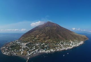 Aumenta l'attività vulcanica dello Stromboli, l'allerta della Protezione civile passa da giallo ad arancione