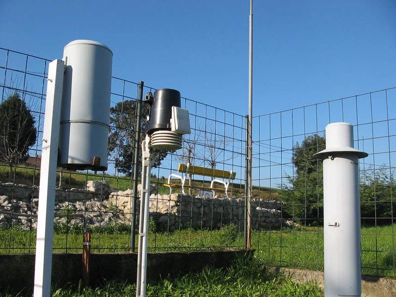 Pluviómetros (a la izquierda) y pluviógrafo (derecha) de la estación meteorológica de Ojaiz-Peñacastillo (Cantabria), en las cercanías de Santander. Autor de la fotografía: José Luis Pelayo.