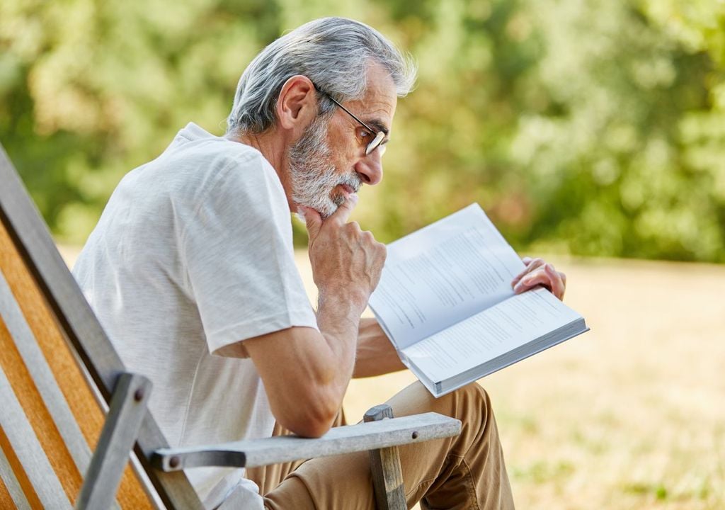 Hombre leyendo Hombre leyendo