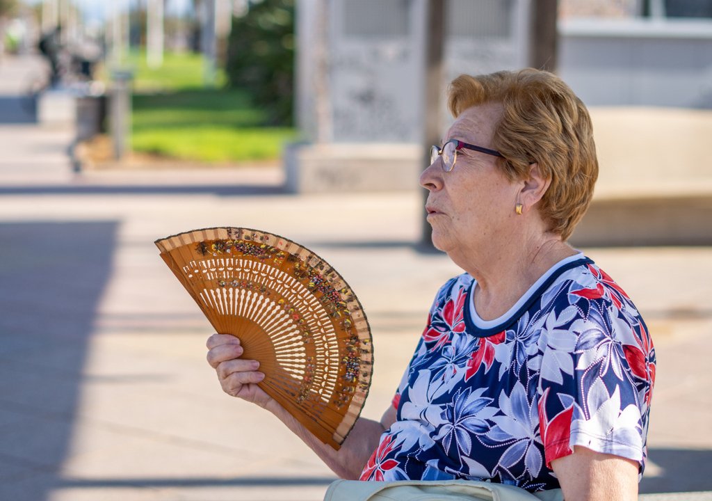 Los adultos mayores son más vulnerables a los golpes de calor, debido a que su organismo responde más lento y se deshidratan fácilmente. Los adultos mayores son más vulnerables a los golpes de calor, debido a que su organismo responde más lento y se deshidratan fácilmente.
