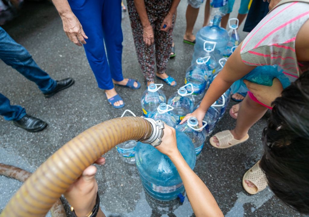 Agua siendo repartida Agua siendo repartida