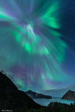 Aurora coronal sobre Noruega