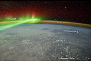 Aurora y cráter de Manicouagan