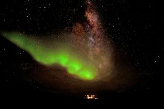 Auroras australes sobre la estación Concordia el 18 de julio de 2012
