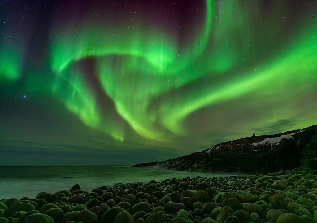 Como zonas cercanas al círculo polar, como Alaska, Islandia, Canadá o el norte de Escandinavia, ofrecen más probabilidades de ver auroras boreales gracias a su cercanía al óvalo auroral.