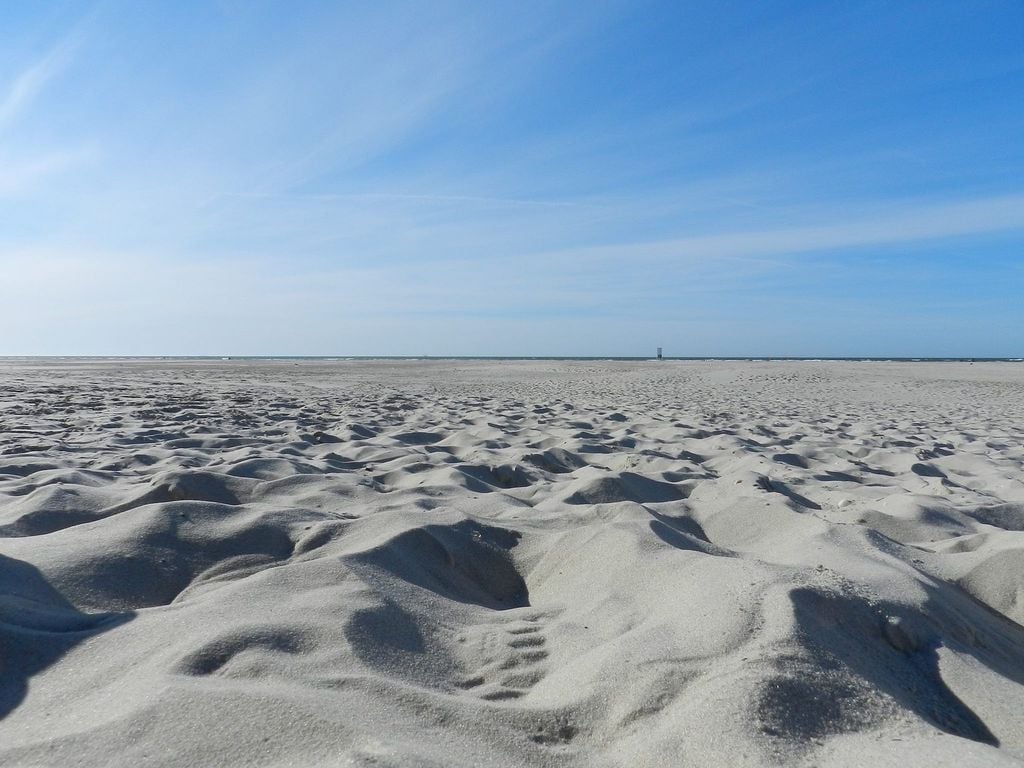 Zug, Fähre, Strand: Auch der Weg nach Juist ist aus NRW nicht weit. Foto: Pixabay