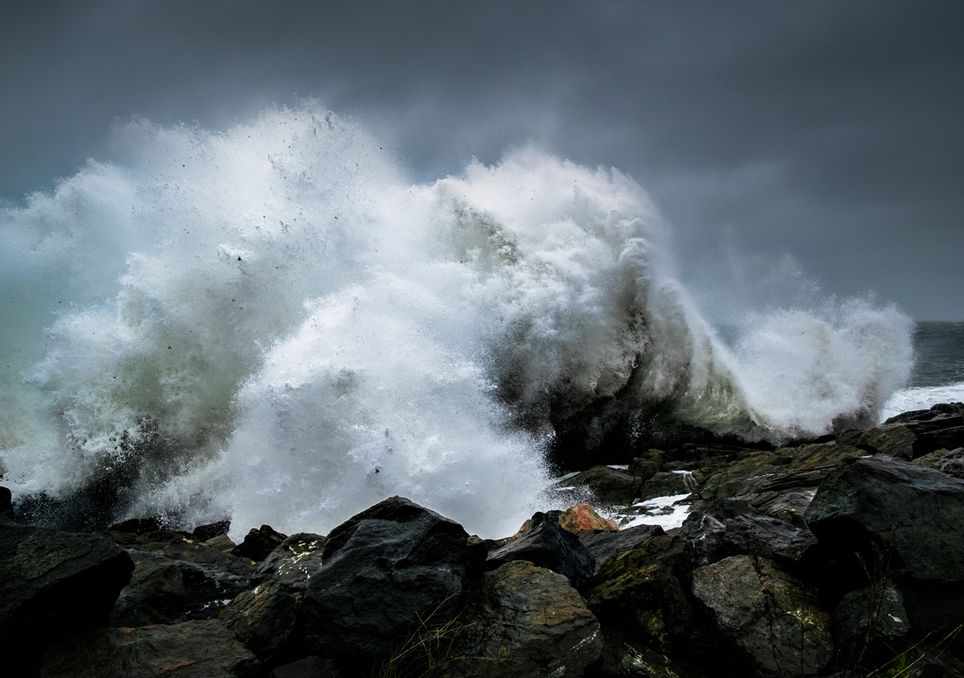 olas rompiendo sobre las rocas, con fuerza