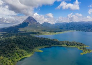 Autoridades en Costa Rica vigilan el volcán Rincón de la Vieja, uno de los más activos en el país