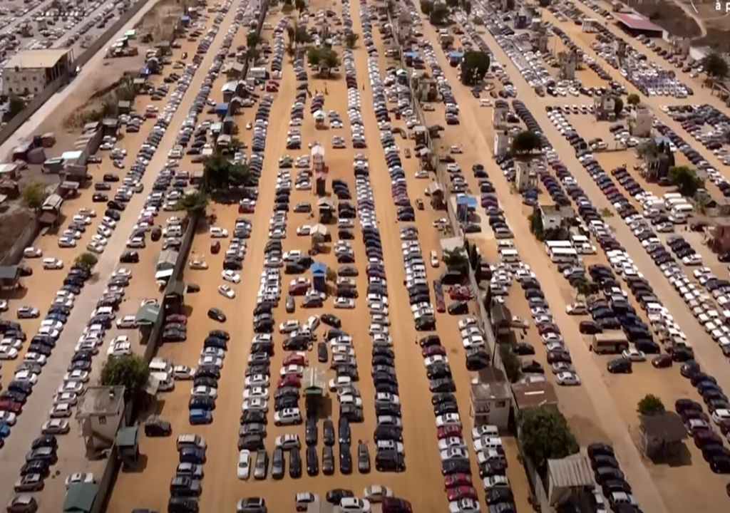 De nombreuses voitures sont exportées de l'Europe vers le Bénin, porte d'entrée vers l'Afrique. L'image correspond au port de Cotonou, accès à ce pays africain.