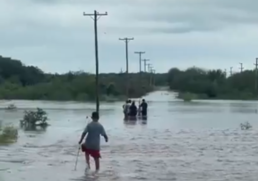 En Tucumán cayeron casi 170 mm de lluvia en menos de un día, lo que obligó a los vecinos a evacuar sus casas. Foto: X @emigbusquet