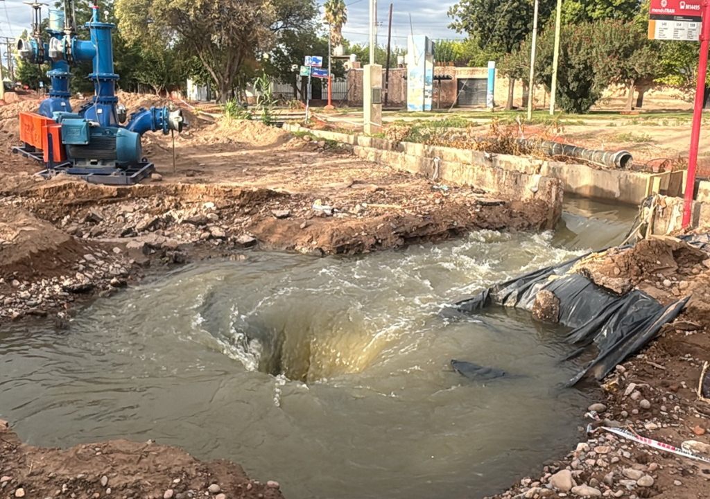 El sistema de cloacas en una zona de Mendoza colapsó por las tormentas, generando un gran socavón en la calle. Foto: X @MATIPASCUALETTI