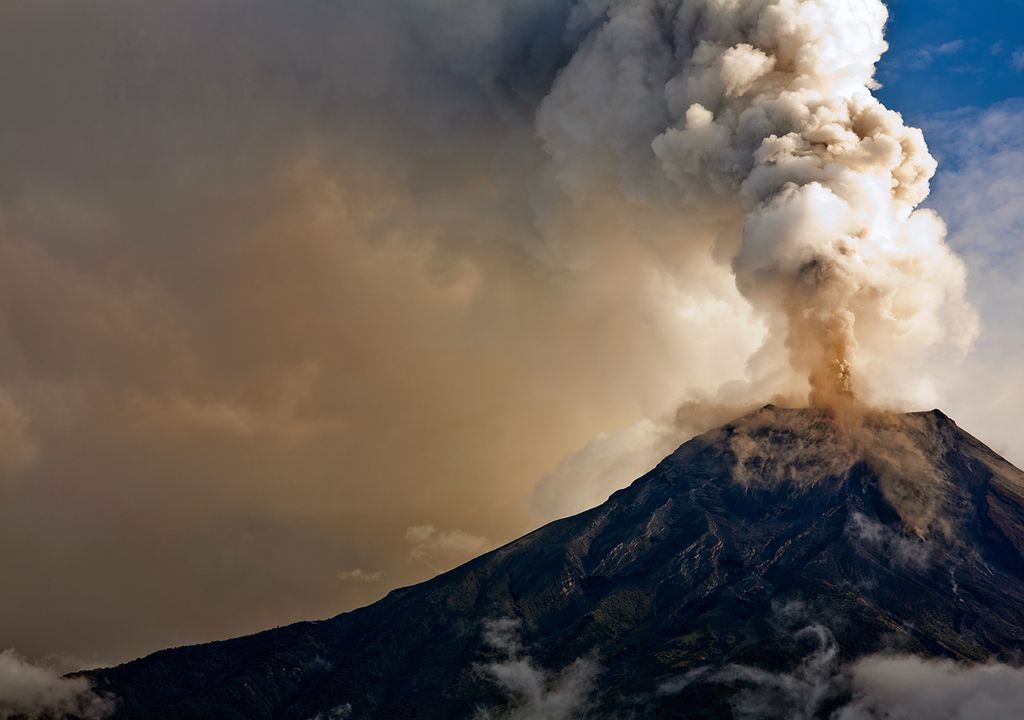volcán erupción cenizas magma lava