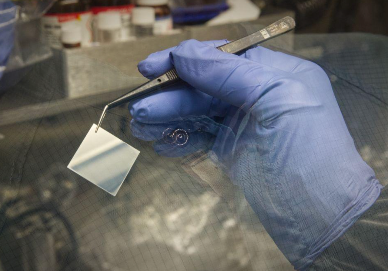 Un team di scienziati dell'Università di Oxford sviluppa una tecnologia innovativa che consente di generare energia solare su qualsiasi superficie, come automobili, zaini o telefoni cellulari.