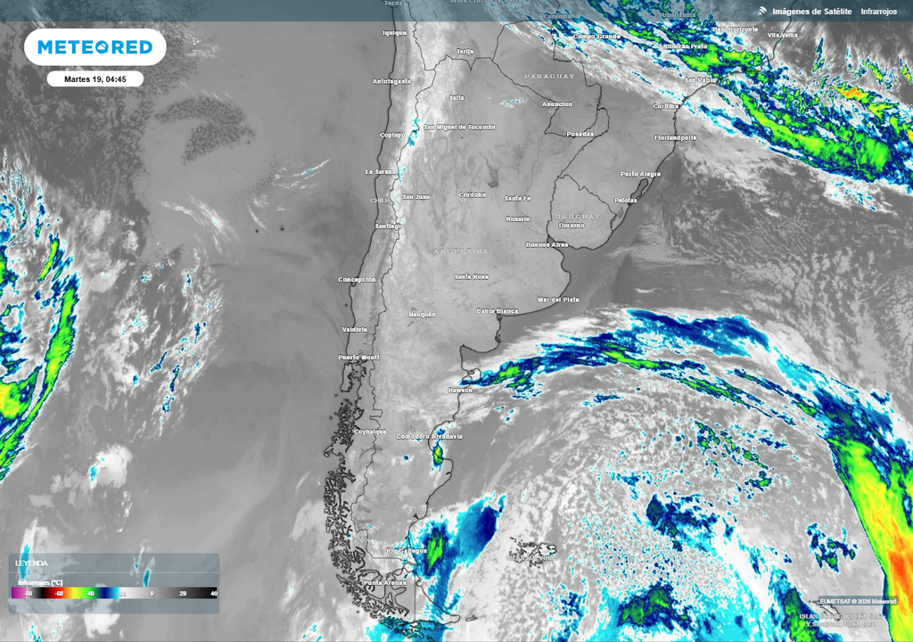 En imagenes de satélite se divisa claramente la nubosidad asociada al refuerzo de aire frío avanzando sobre el Océano Atlántico.