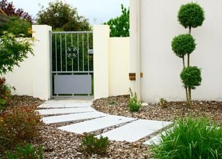 Avec le retour des beaux jours, comment désherber efficacement son allée et sa terrasse ?