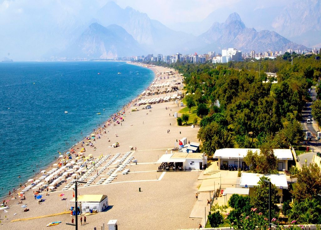 La plage d'Antalya, station balnéaire prisée. La plage d'Antalya, station balnéaire prisée.