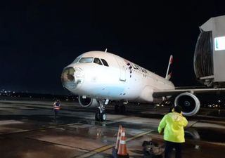 Heftiges Unwetter: Flugzeug durch Hagel schwer beschädigt! 
