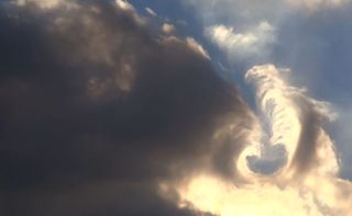 Avión modificando a su paso las nubes