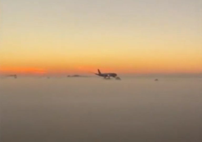 Avión se sumerge en las nubes para llegar a la pista Avión se sumerge en las nubes para llegar a la pista
