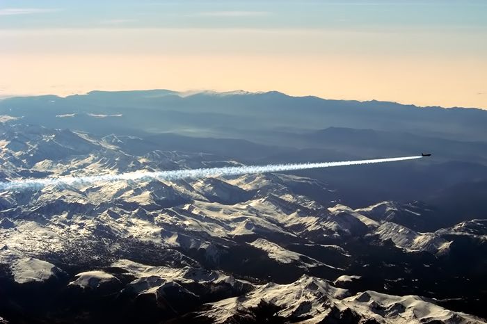 Ismael Jordá Hola,Algunas fotos de estos meses...Cruce con un Embraer sobre Francia:A320 despegando con la pista llena de agua en Barcelona:Sobrevolando los Alpes:Un abrazo,Ism@