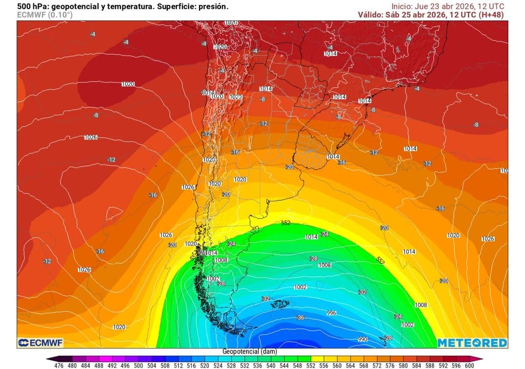 La presencia de una vaguada en altura (500 hPa) y una alta presión en superficie favorecen el ingreso de aire frío y condiciones estables, lo que intensifica el descenso de temperaturas en la zona central.