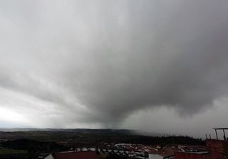 Avisos rojos por Félix: viento huracanado y olas de 9 metros
