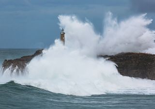 Avisos rojos por la borrasca Ernest: viento huracanado y olas gigantes