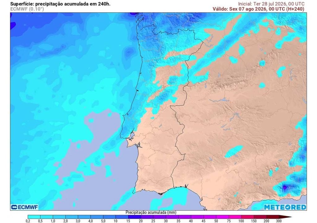O mapa indica a possibilidade de chuva fraca e dispersa, sobretudo no Norte e no litoral Norte e Centro, podendo também atingir pontualmente Lisboa e Santarém. Por representar precipitação acumulada, não nos informa sobre a hora exata dos episódios.