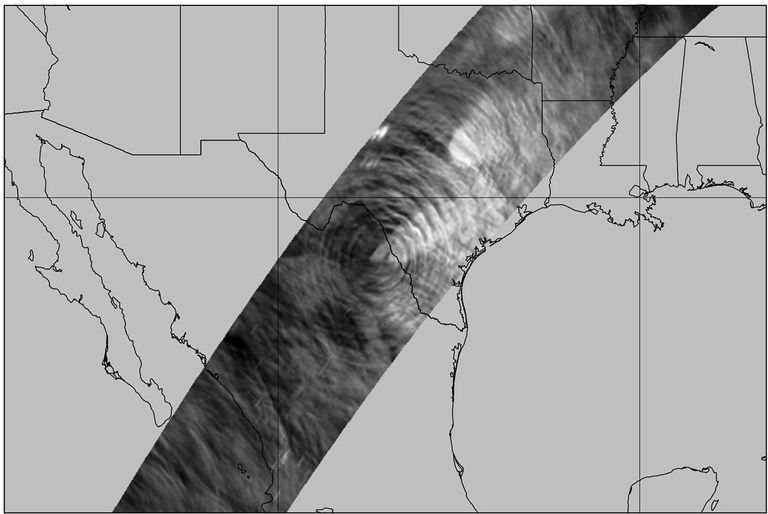 Esta imagen de AWE muestra ondas gravitatorias atmosféricas concéntricas causadas por un fenómeno meteorológico severo que incluyó un tornado cerca de la frontera entre Estados Unidos y México el 3 de mayo de 2024. Capturada durante la órbita 2529 de la estancia de AWE en la Estación Espacial Internacional, la imagen muestra ondas que se extienden por Texas y México formando círculos casi perfectos, una vista que rara vez se observaba con tanta claridad antes de la misión AWE. Fuente: NASA/Universidad Estatal de Utah