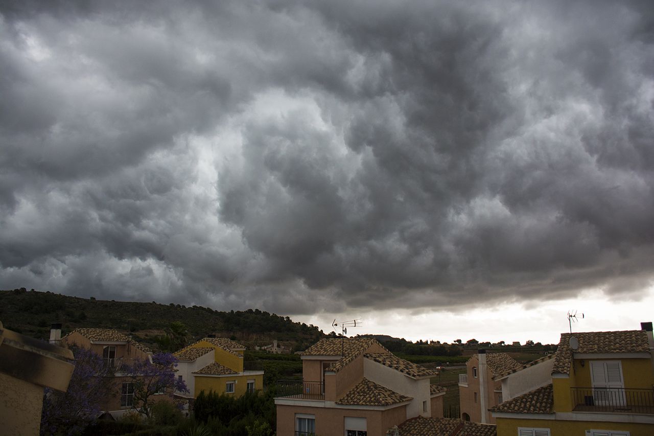 Cumulonimbus arcus llegando ayer al litoral de la provincia de Valencia. Foto de Tiempo.com
