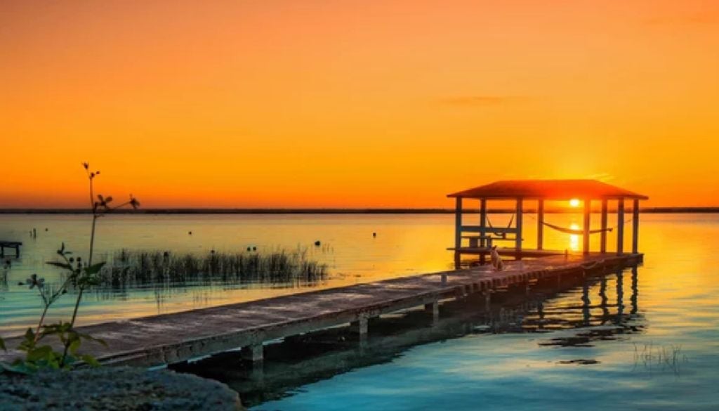 Bacalar es un lugar que atrae a deportistas y también a quienes buscan espectaculares atardeceres.