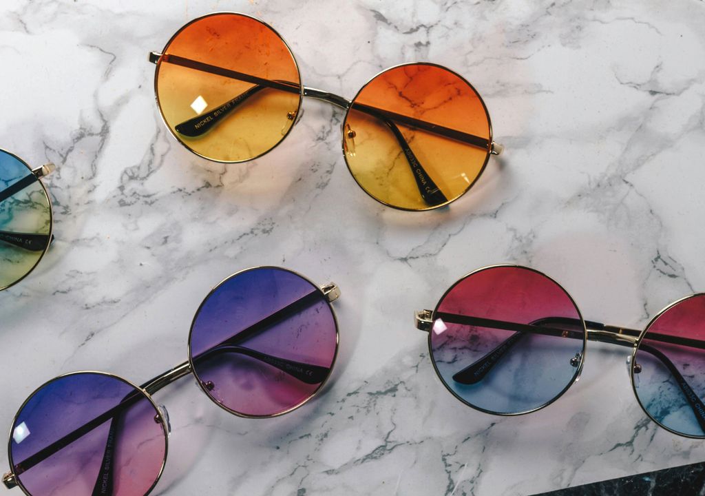 Wieder in Mode: winzige Sonnenbrillen - aber schützen sie auch die Augen?
