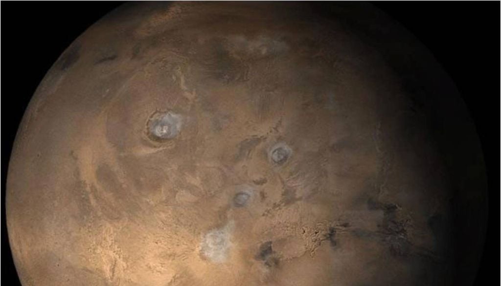 As salmouras em Marte são misturas de água líquida com altas concentrações de sais (como percloratos). Elas são o mecanismo mais provável para a existência de água líquida no planeta hoje. Crédito: NASA, JPL, Malin Space Science Systems.