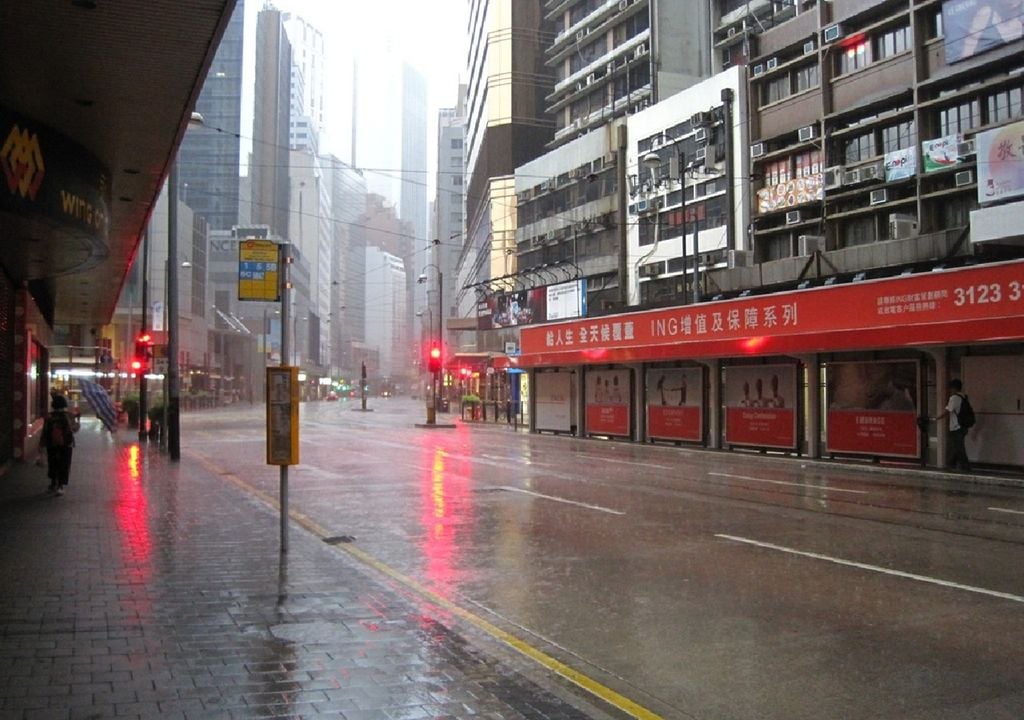 Cidade oriental sob chuva Cidade oriental sob chuva
