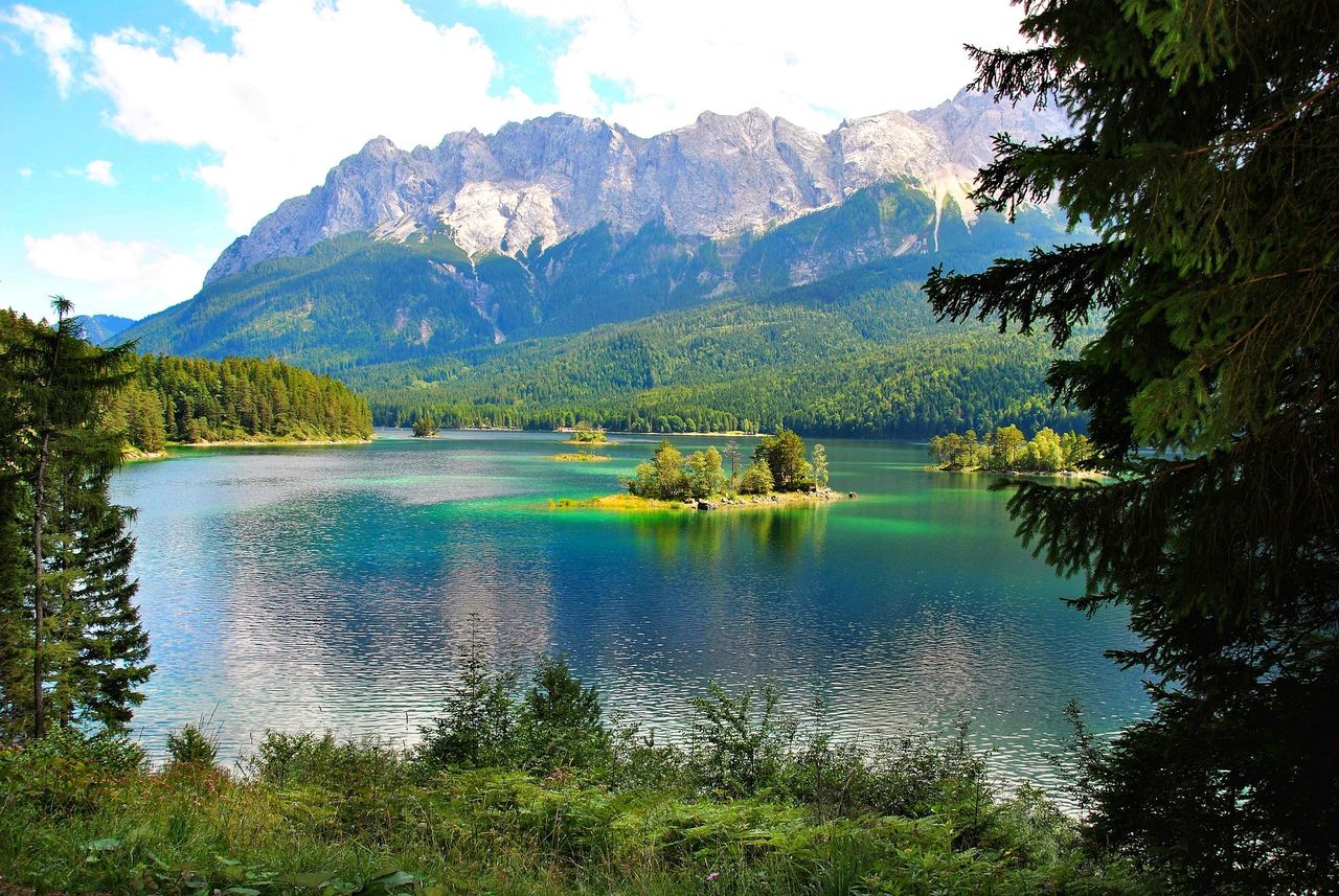 Geradezu unwirklich schön ist der Eibsee mit klarem Wasser und Alpenpanorama. Foto: Pixabay