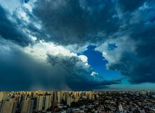 Baixa pressão aumenta as chuvas no Brasil: 17 estados em alerta nesta terça, 2; veja a previsão