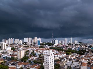 Baixa pressão aumenta o risco de chuva forte que atinge o PR, SC, SP, RJ e MG nesta terça, 18; veja os alertas