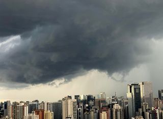 Baixa pressão deixa em alerta para chuvas intensas 5 estados nesta terça (17); confira a previsão