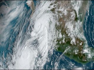 Baja California Sur en alerta roja ante la llegada de Lorena