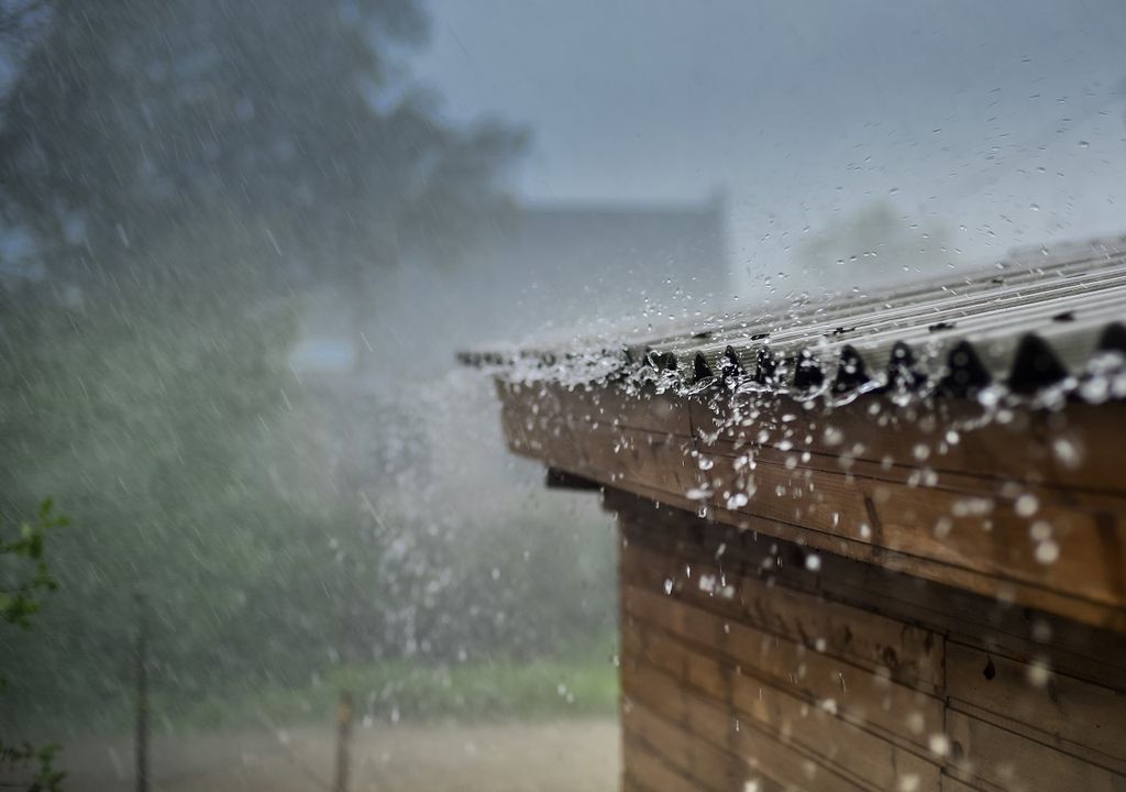 Lluvia cayendo en el techo de una casa